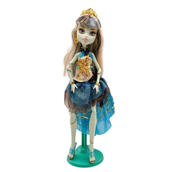 Monster High Frankie Stein – 13 Wishes Doll – Mostly Complete with Stand - Picture 1 of 5